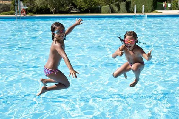 Piscina de verano y chiringuito en Lozoya.